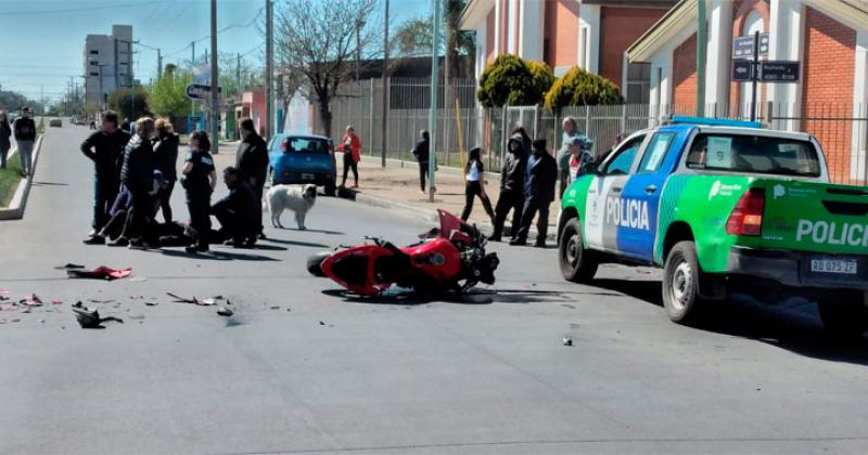 Violento accidente en Buchardo y Urquiza dejoacute un motociclista herido