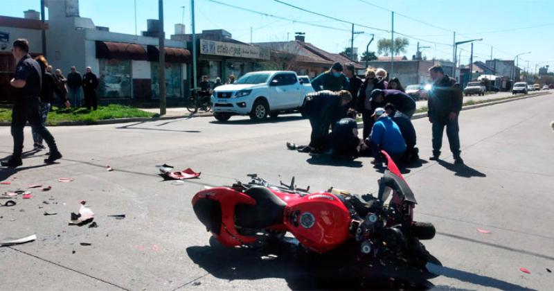 Violento accidente en Buchardo y Urquiza dejoacute un motociclista herido