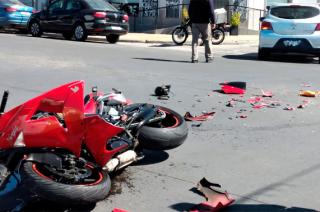 Violento accidente en Buchardo y Urquiza dejoacute un motociclista herido