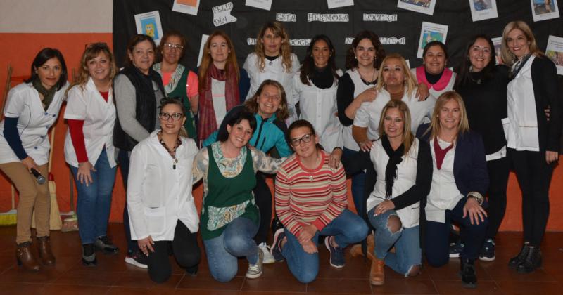 Docentes y auxiliares del Turno Tarde de la Escuela Primaria Nº 1 Juan Bautista Alberdi posan para la foto en el acto del Día del Maestro