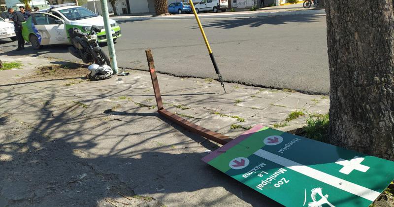 Intentoacute sobrepasar por la derecha chocoacute un cartel y fue hospitalizado