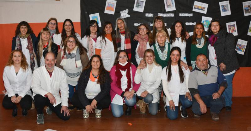 En el acto del Día del Maestro de Turno Mañana de la Escuela Primaria Nº 1 Juan Bautista Alberdi posan para la foto docentes y auxiliares