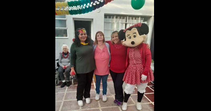 Sandra Verónica Susana y Minnie cuidadoras del Hogar La Casa de mis Nietos