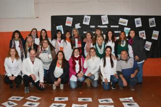 En el acto del Día del Maestro de Turno Mañana de la Escuela Primaria Nº 1 Juan Bautista Alberdi posan para la foto docentes y auxiliares