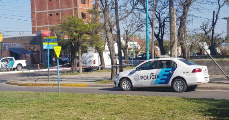 Boliacutevar- un joven fue apuntildealado mientras esperaba el micro para ir al colegio