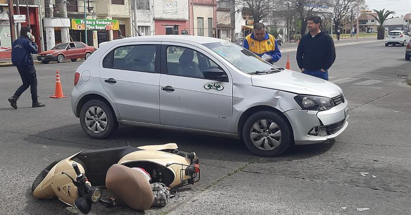 Una motociclista resultoacute herida tras impactar contra un remis