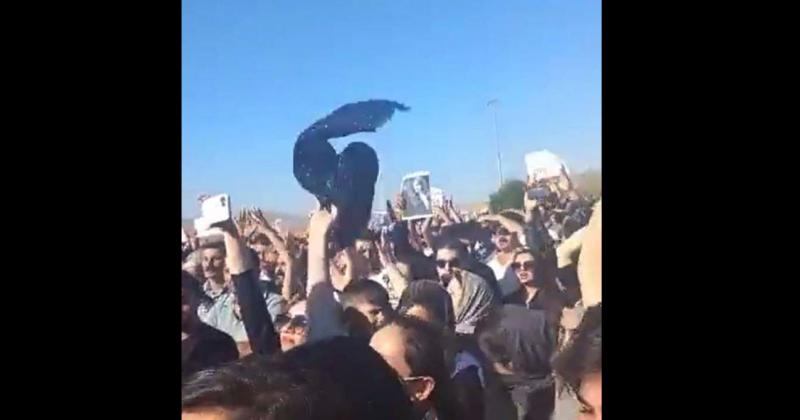 Masivas protestas en las calles de todo el país Las mujeres en señal de protesta se quitaron el velo