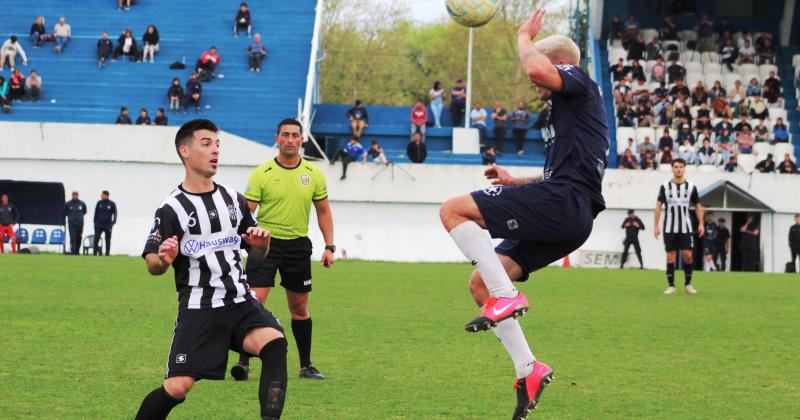 Racing festejoacute ante su gente 