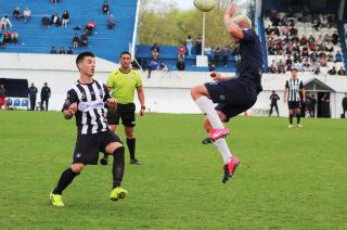 Racing festejoacute ante su gente 