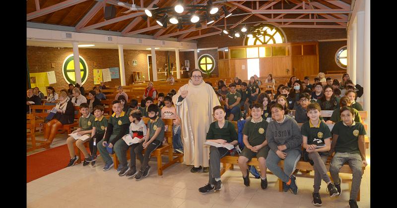 Alumnos de la Escuela Esquiú presentaron la canción oficial del beato en el templo San Cayetano (Foto- Carlos Ramírez)