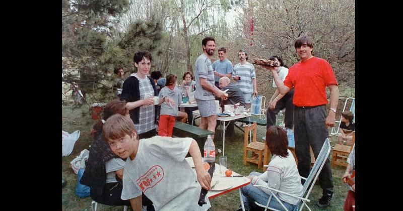 Los parques de la ciudad de Olavarría se poblaban de chicos jóvenes y adultos que recibían con alegría a una primavera que en 1997 llegaba puntualmente el 21 de septiembre