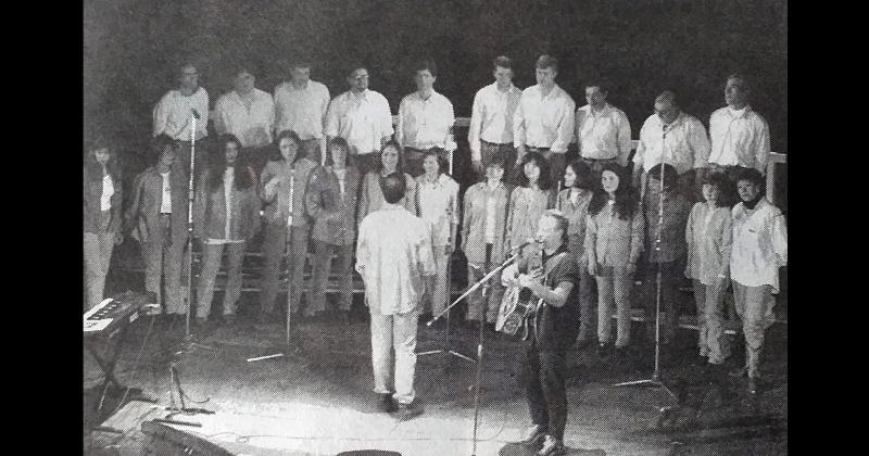 En septiembre de 1997 en un colmado Teatro Municipal el Coro de Olavarría -dirigido por Eduardo Correa- realizaba la presentación de su CD Cairú con un invitado especial- el músico León Gieco