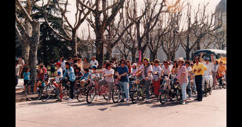 En el marco del Día del Maestro con salida desde la plaza central Coronel Olavarría y el 11 de septiembre de 1986 alumnos y docentes olavarrienses realizaban una bicicleteada por las calles de la ciudad