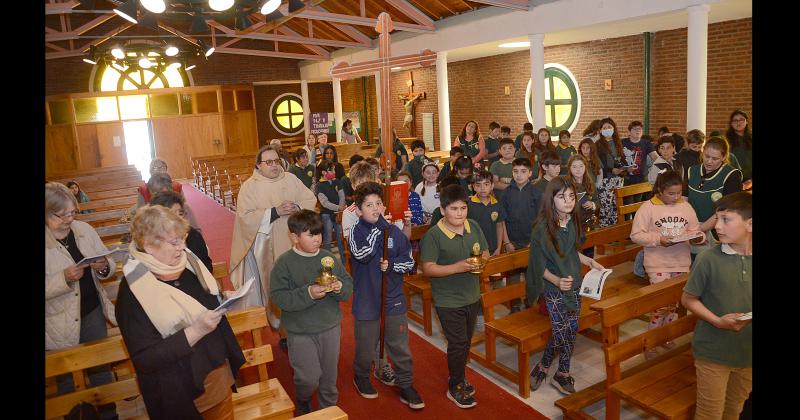 Alumnos de la Escuela Esquiú presentaron la canción oficial del beato en el templo San Cayetano (Foto- Carlos Ramírez)