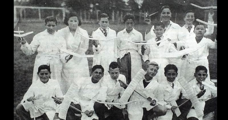 En 1950 en la cancha de fútbol del club Racing un grupo de alumnos de la Escuela Nº 4 concurren a demostrar sus habilidades con los planeadores construidos en la clase de Trabajos Manuales