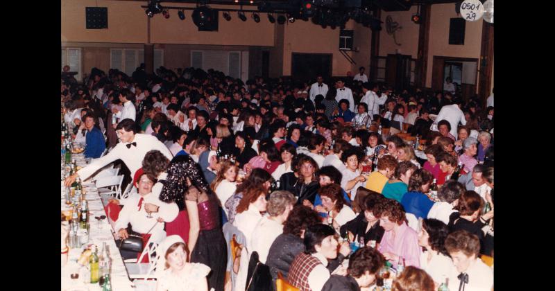 En el salón de la Sociedad de Fomento Pueblo Nuevo el 10 de septiembre de 1986 m�s de 700 docentes olavarrienses participaban de la Cena del Día del Maestro la que se extendía hasta las 6 de la mañana