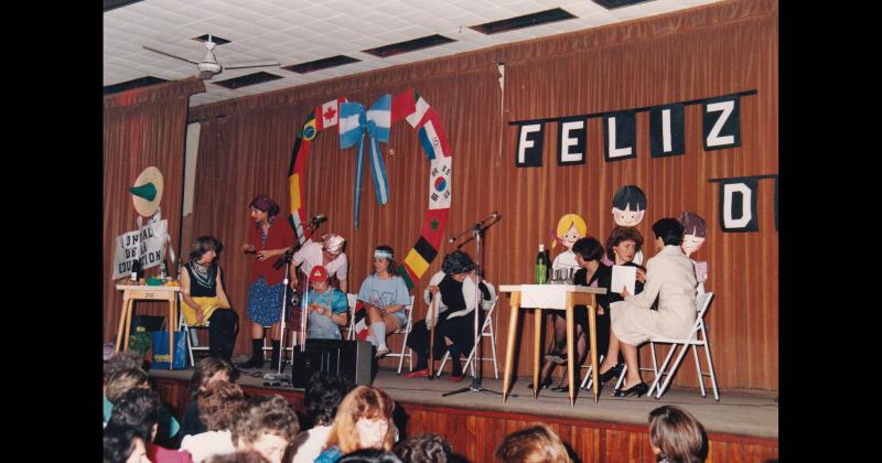 Un show de maestros y maestras olavarrienses presentado como parte de los espect�culos de la Cena del Día del Maestro del 10 de septiembre de 1986 en el salón de la Sociedad de Fomento Pueblo Nuevo