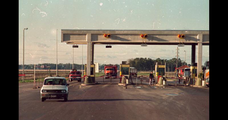 Imagen del Peaje de Hinojo ubicado en la ruta nacional 266 entre Olavarría de Azul a mediados de la década de 1990 en los primeros años de su funcionamiento