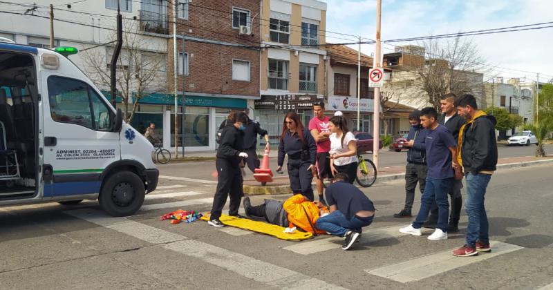 Un motomandado fue hospitalizado tras un choque con un auto