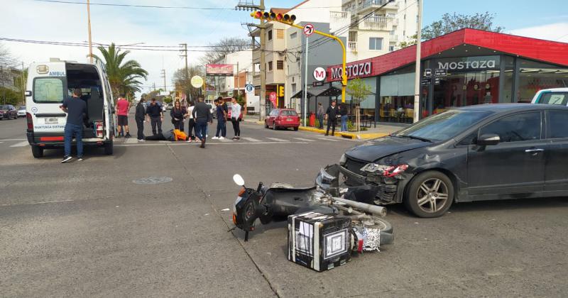 Un motomandado fue hospitalizado tras un choque con un auto