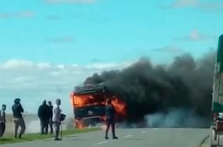 Peacuterdidas totales tras el incendio de un camioacuten 