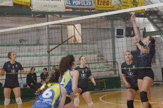 Uno de los encuentros entre Estudiantes y Azul Voley