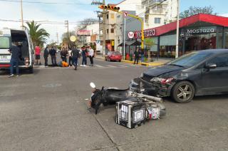 Un motomandado fue hospitalizado tras un choque con un auto