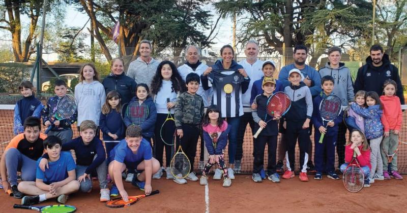 Victoria Dómina acompañada por el semillero de Estudiantes