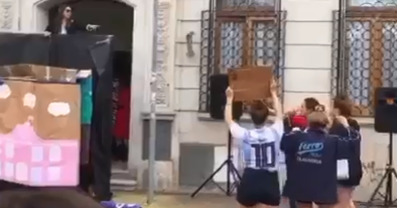 Padres denunciaron discursos de odio en un acto escolar en la ciudad