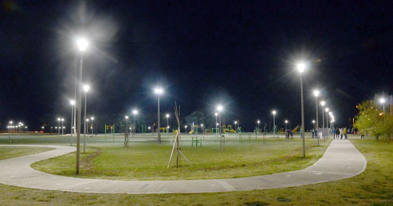 En Sierras Bayas inauguraron las luminarias del Parque Carlos Meacutedici 