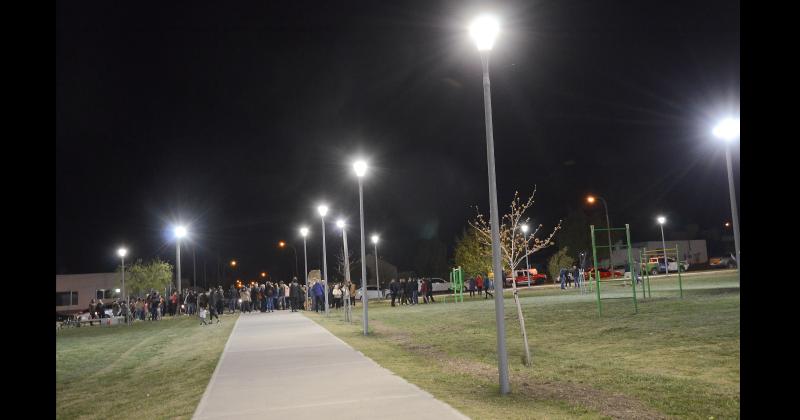 En Sierras Bayas inauguraron las luminarias del Parque Carlos Meacutedici 