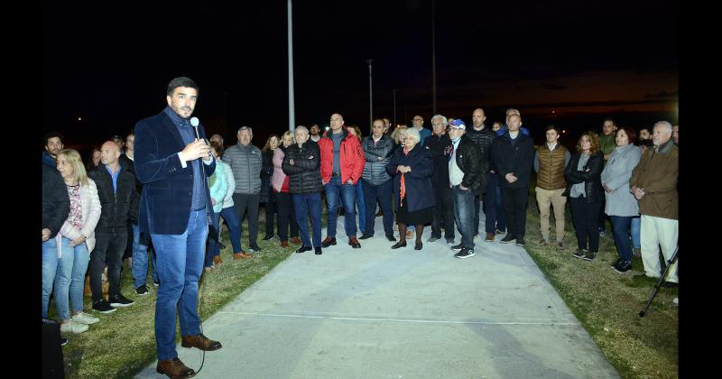 En Sierras Bayas inauguraron las luminarias del Parque Carlos Meacutedici 