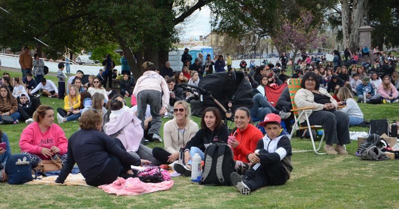 Todas las fotos de los festejos del diacutea de la Primavera y del Estudiante 