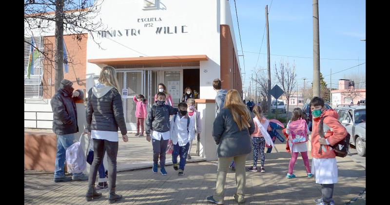 Pese a las quejas de los gremios confirman que la provincia tendraacute una hora maacutes de clases