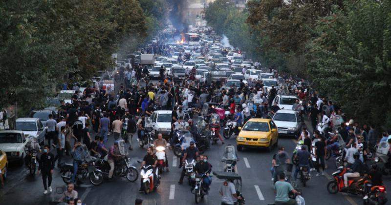 Las manifestaciones son cada vez m�s multitudinarias y en varias ciudades comienzan a ser reprimidas con balas de plomo