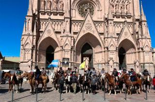 Los Gauchos Peregrinos estuvieron en Lujaacuten y ya emprenden la vuelta