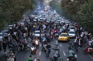 Las manifestaciones son cada vez m�s multitudinarias y en varias ciudades comienzan a ser reprimidas con balas de plomo