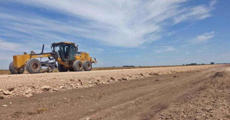 Con importantes obras en distintus puntos continuacutea la mejora de caminos rurales en el Partido