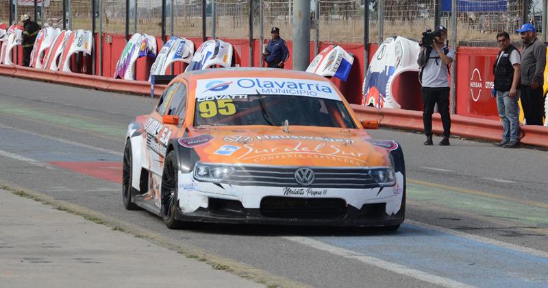 El Volkswagen 100-en-porciento- olavarriense transitando la calle de boxes