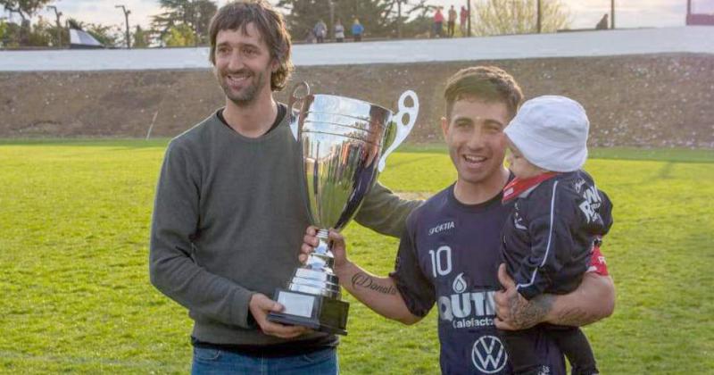 Juan A Galli le entregó la copa a Ordozgoiti