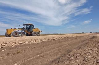 Con importantes obras en distintus puntos continuacutea la mejora de caminos rurales en el Partido