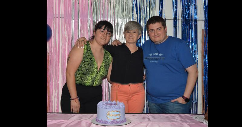 Adriana Andrade el día de su cumpleaños junto a sus hijos Tamara y Juan (Fotografía Miriam Castellano)