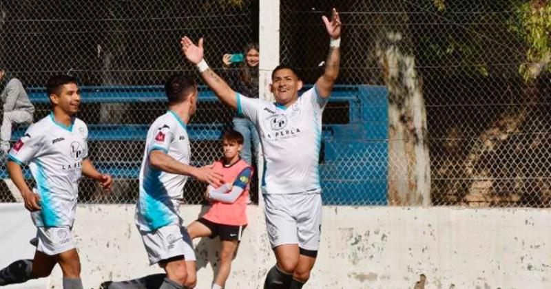 Alfredo Troncoso festeja su gol en la cancha de Juventud Unida Universitario