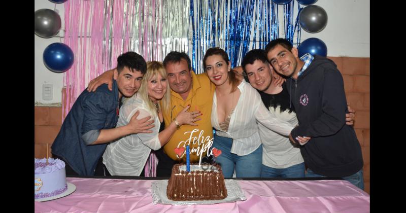 Carlos Mapis cumplió años en la foto junto a su esposa Silvana y sus hijos Carla Tony Rafa y Leo (Fotografía Miriam Castellano)