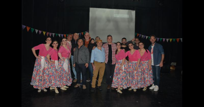 El músico Pancho Fuentes en el final de su show Celebrando el camino- 20 años de canciones realizado en el Teatro Municipal de Olavarría (Fotografía Miriam Castellano)