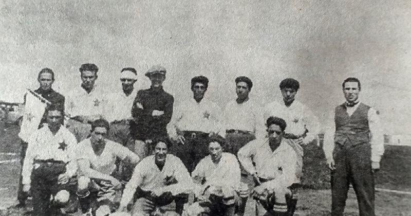 Equipo de fútbol de Primera División del Racing Atletic Club de Olavarría en la década de 1930 con una indumentaria donde en sus camisetas se luce la tradicional estrella que identifica a los chairas