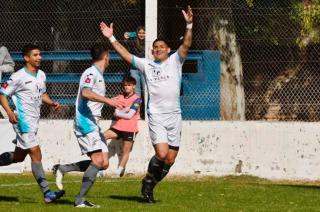 Alfredo Troncoso festeja su gol en la cancha de Juventud Unida Universitario