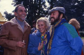 La reina Amalia en su estancia de Olavarría con Vittorio Gassman y Luciano Pavarotti