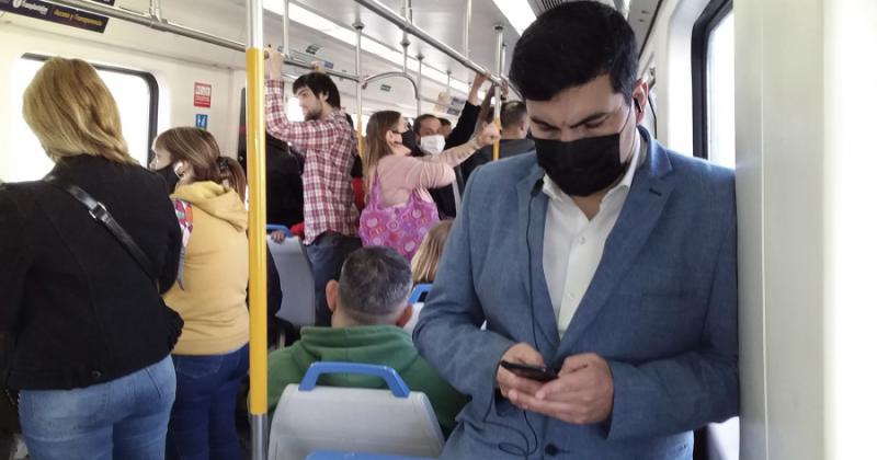 Es oficial la derogacioacuten del uso obligatorio del barbijo en el transporte puacuteblico