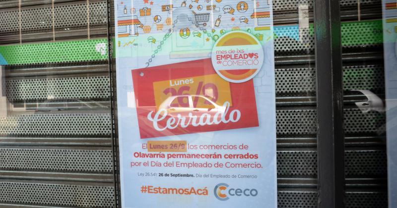 El cartel de un negocio en alusión al Día del Empleado de Comercio